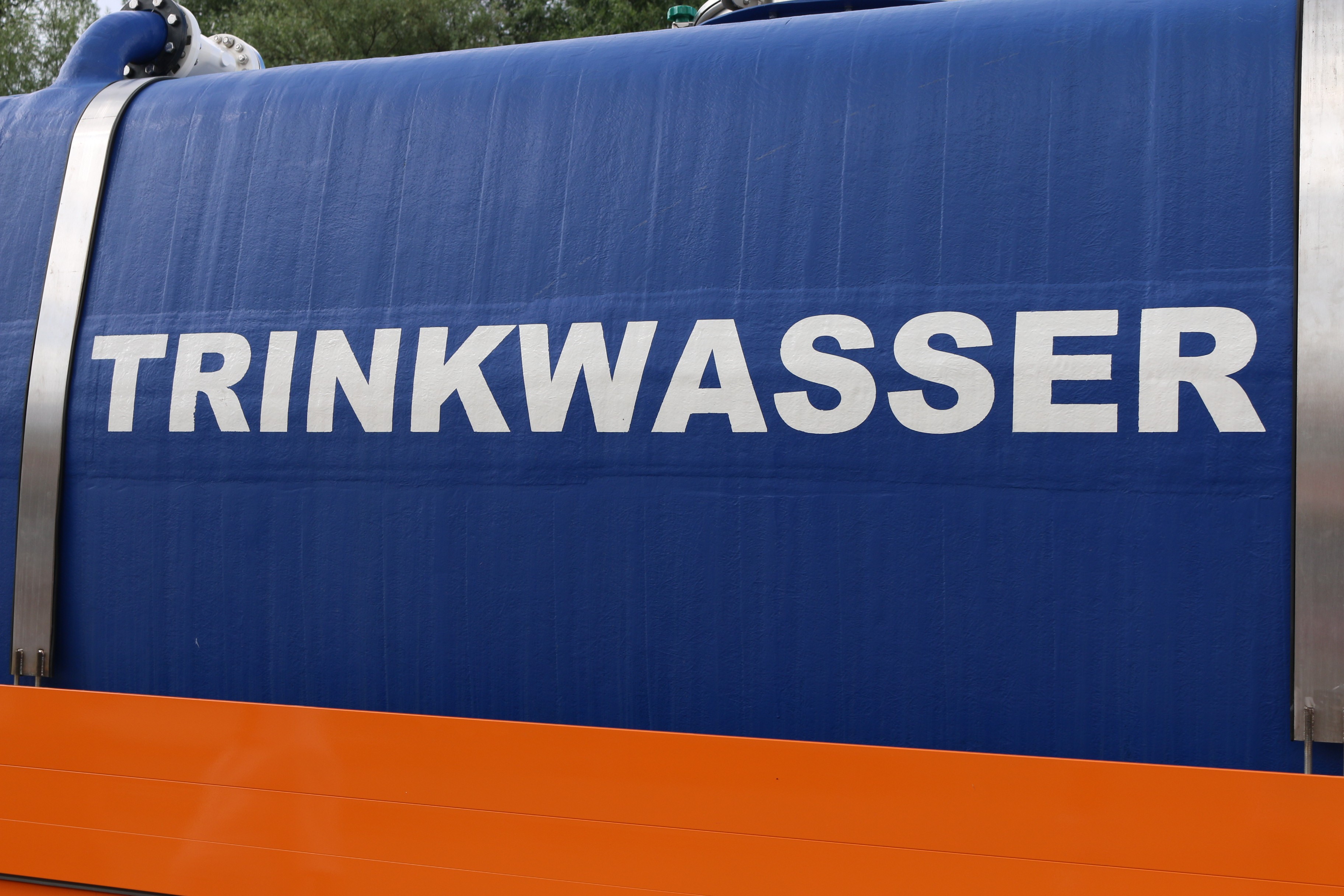 Ein Wasserwagen, mit der Aufschrift Trinkwasser ist zu sehen.